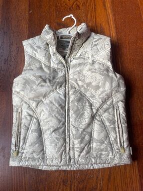 Obermeyer Juniors Puffer Jacket in Beige and Light Gray Camo